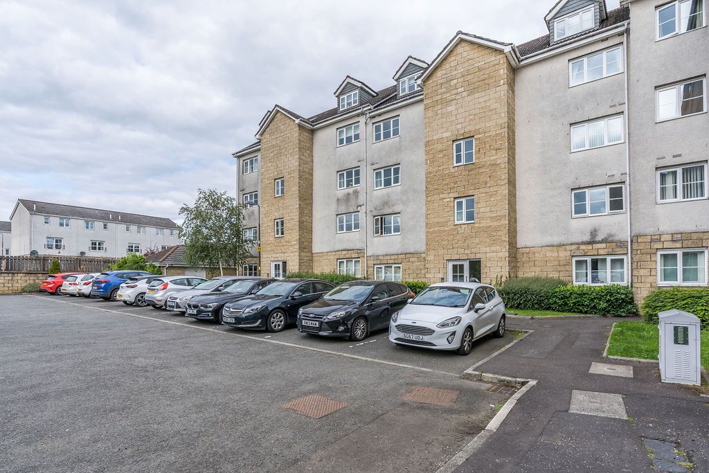 2 bed flat for sale in Queens Crescent, Livingston EH54, £126,000