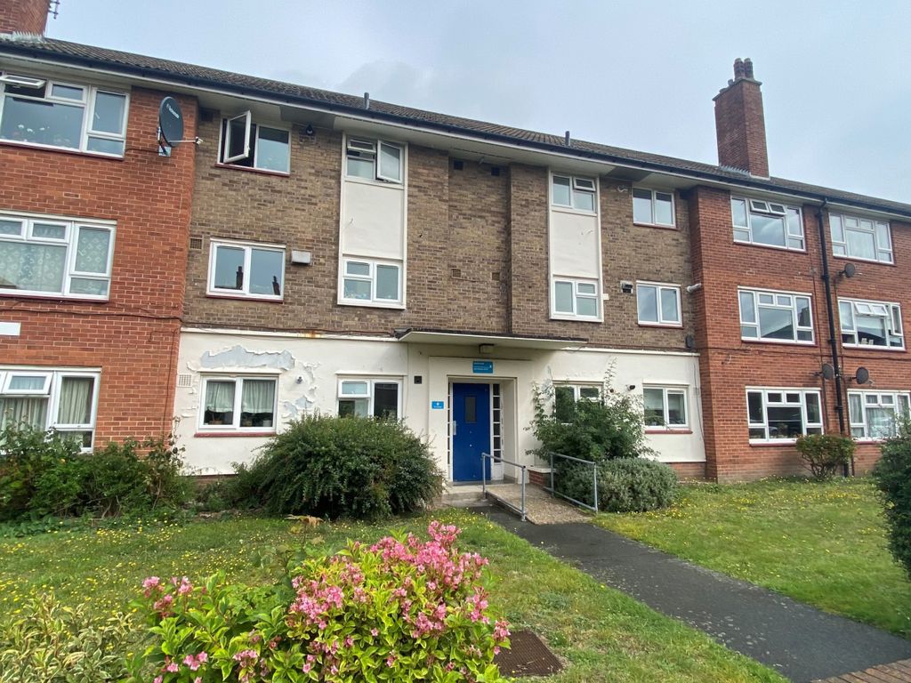 3 bed flat for sale in Martins Road, Bromley BR2, £320,000