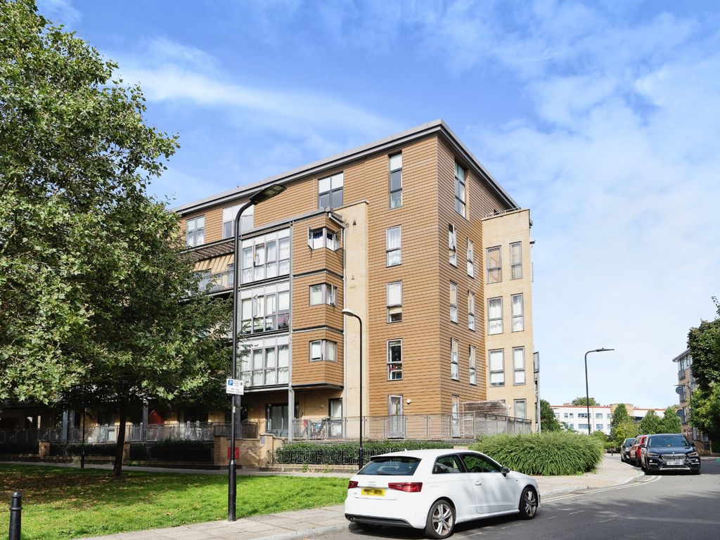 1 bed flat for sale in Woodmill Road, London E5, £300,000