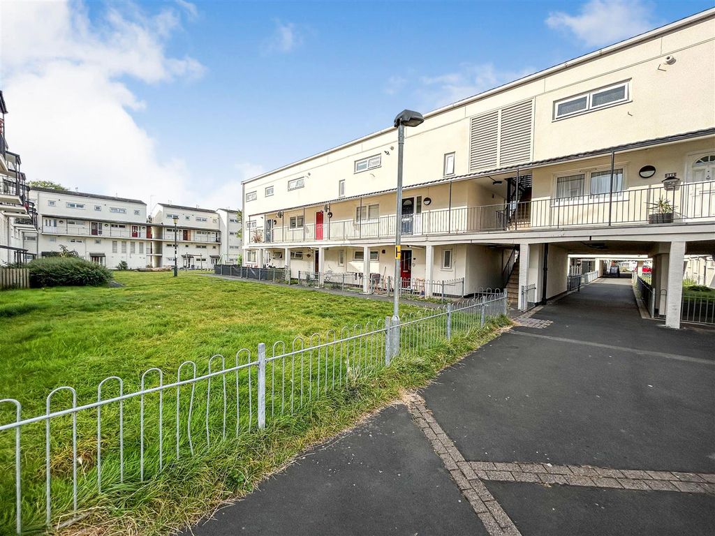 3 bed flat for sale in Kennedy Square, Leamington Spa CV32, £185,000
