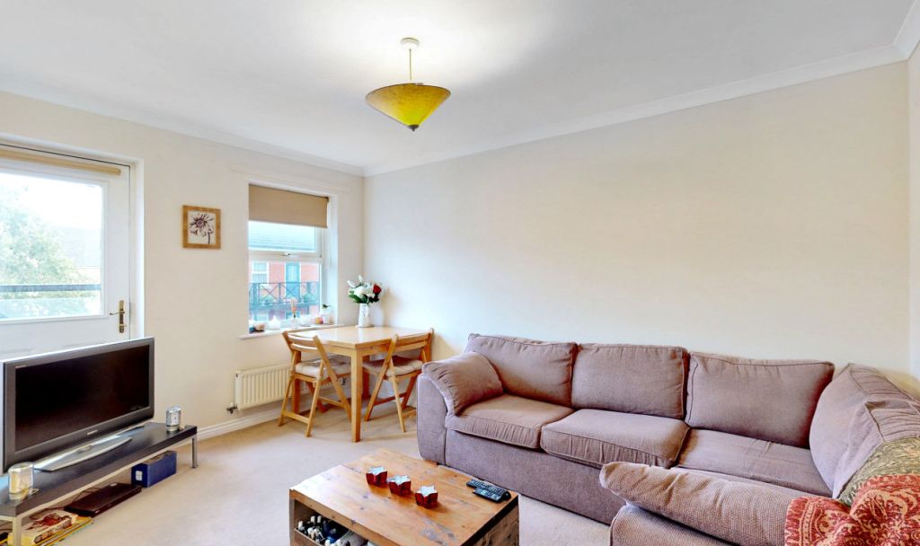 1 bed flat for sale in Glandford Way, Romford RM6, £136,500