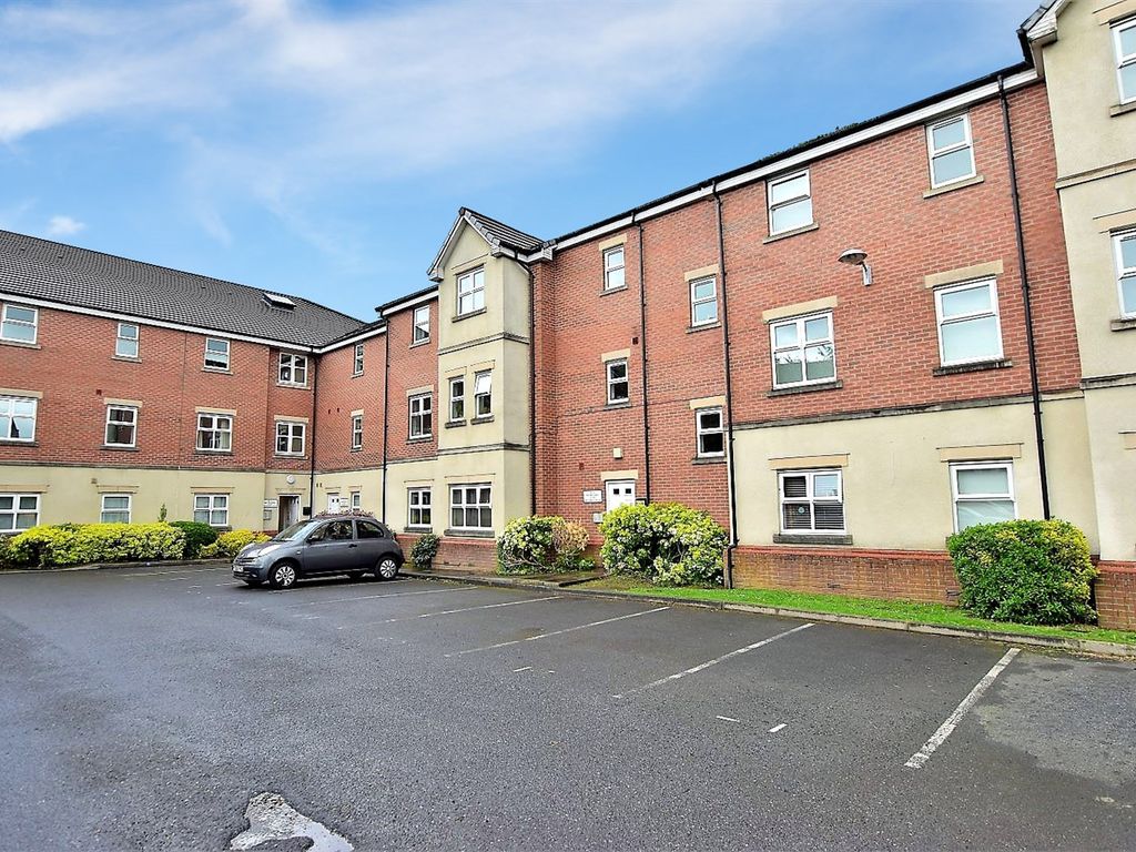 2 bed flat for sale in New Belvedere Close, Stretford, Manchester M32, £169,950