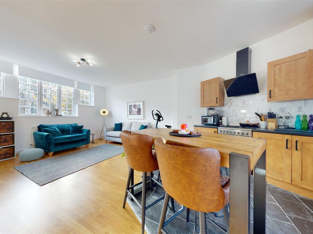 1 bed flat for sale in Woodland Hall, Woodland Place, Penarth CF64, £200,000