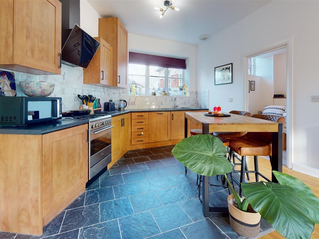 1 bed flat for sale in Woodland Hall, Woodland Place, Penarth CF64, £200,000