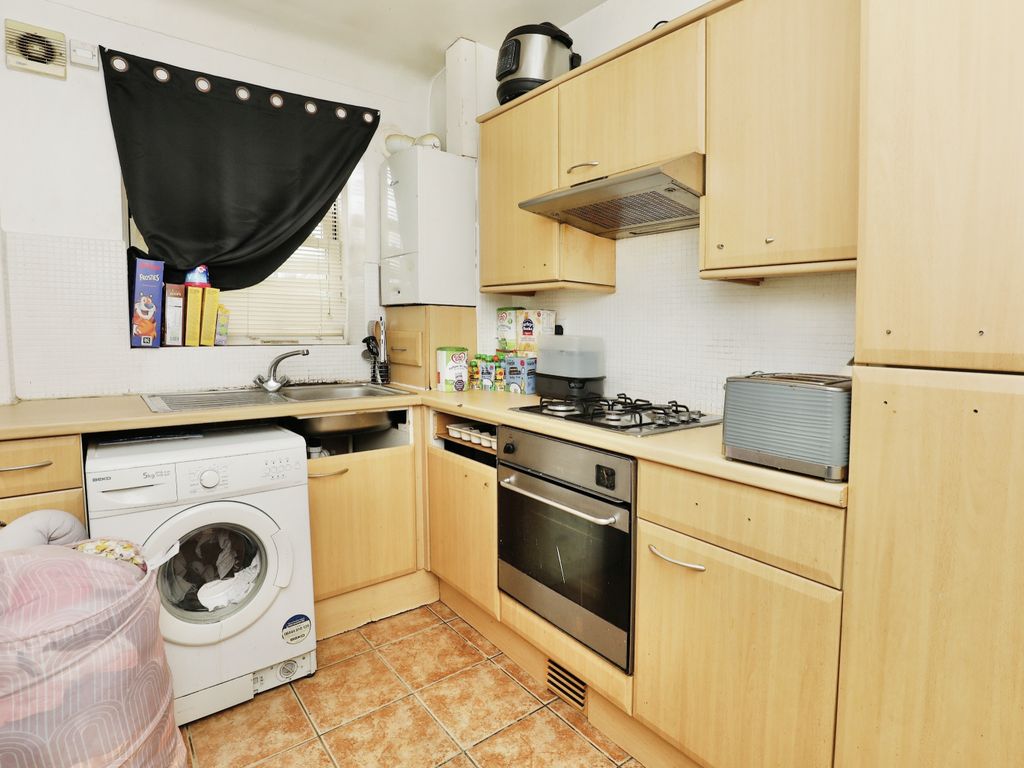 2 bed flat for sale in Wavertree Gardens, Liverpool L15, £110,000