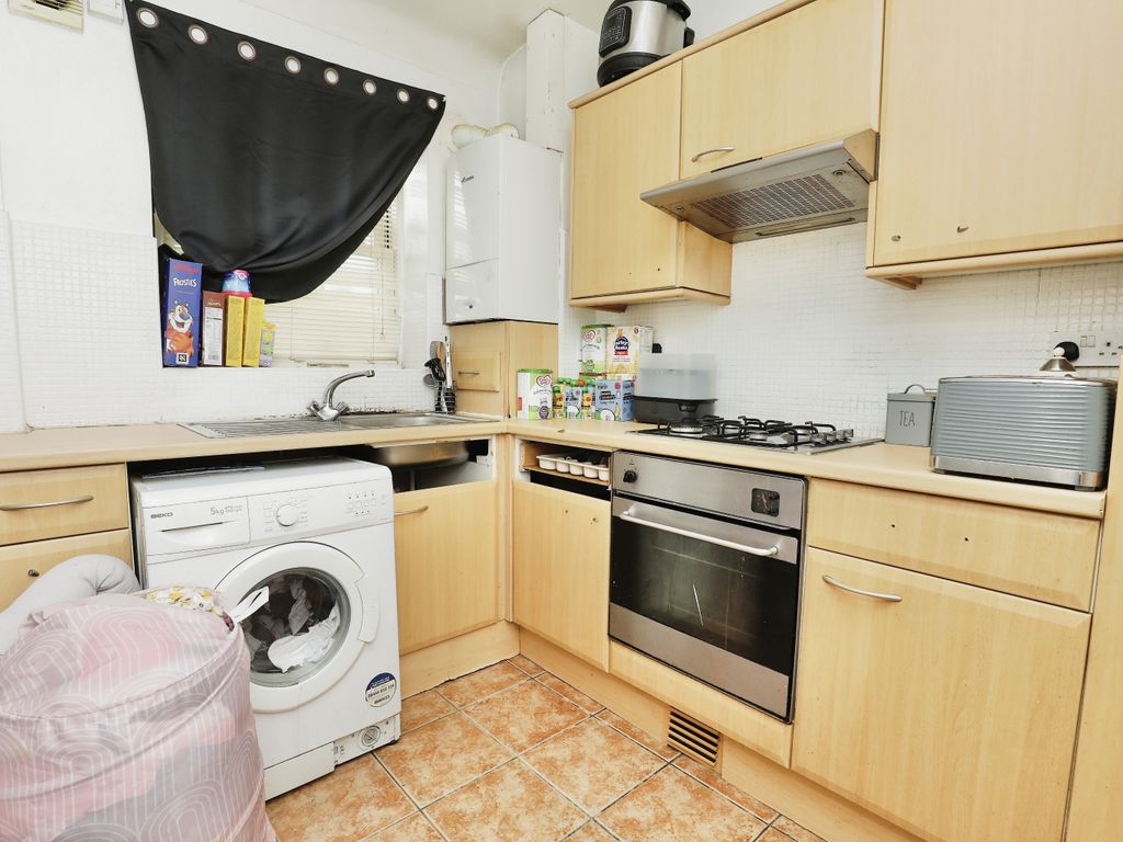 2 bed flat for sale in Wavertree Gardens, Liverpool L15, £110,000
