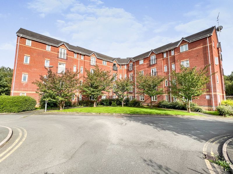 2 bed flat for sale in Waterside Gardens, Bolton BL1, £95,000