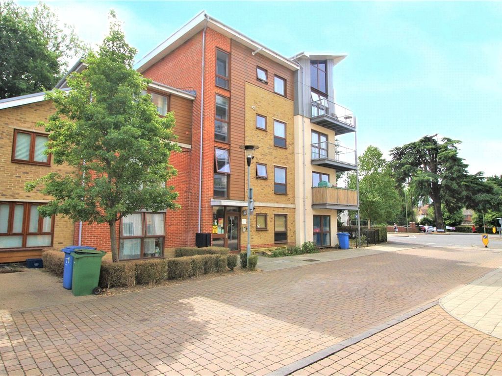 1 bed flat for sale in Coombe Way, Farnborough GU14, £180,000