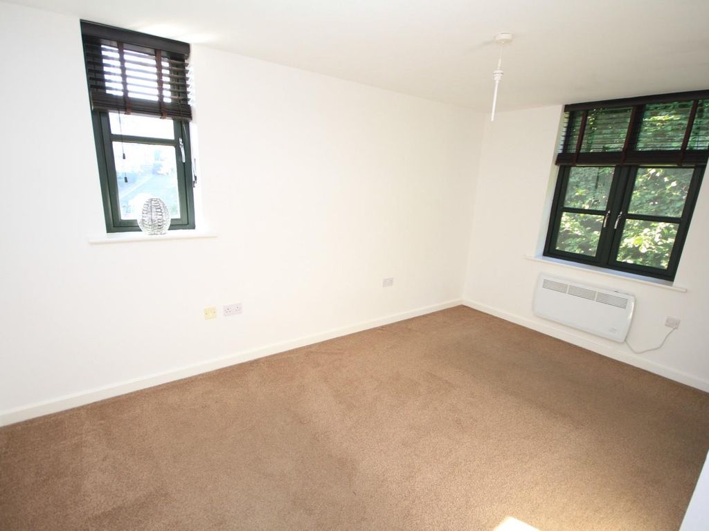 2 bed flat for sale in Tenterfields House, Meadow Road, Apperley Bridge, Bradford BD10, £155,000