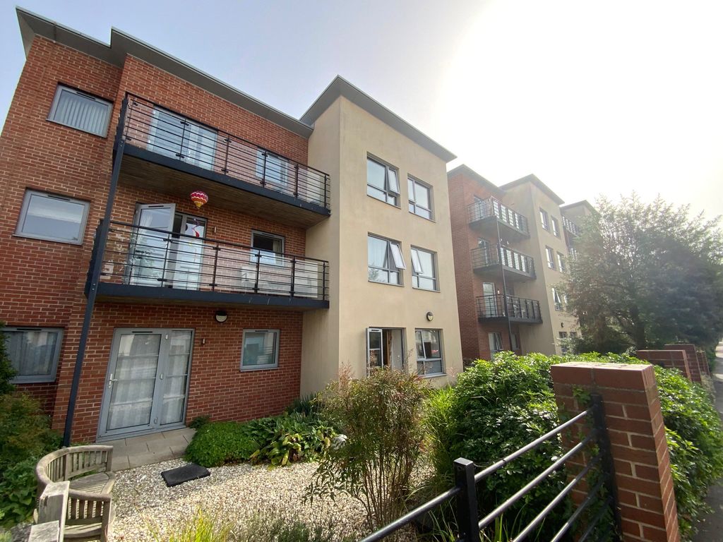1 bed flat for sale in Carnarvon Road, Clacton-On-Sea CO15, £130,000