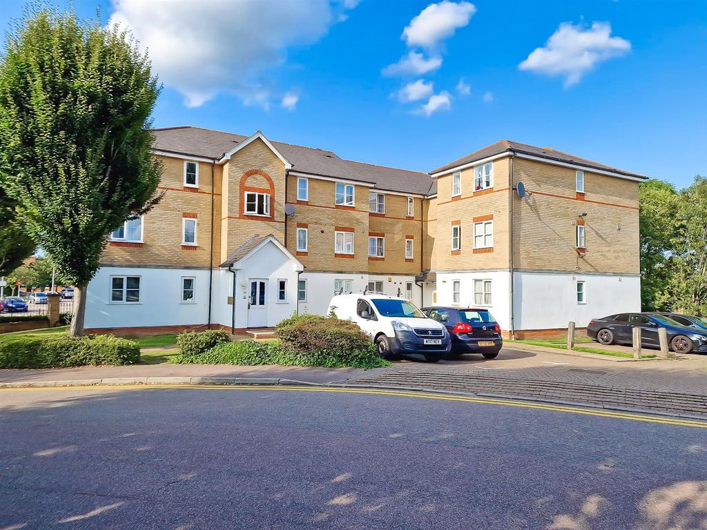 2 bed flat for sale in Clarence Close, Barnet EN4, £330,000
