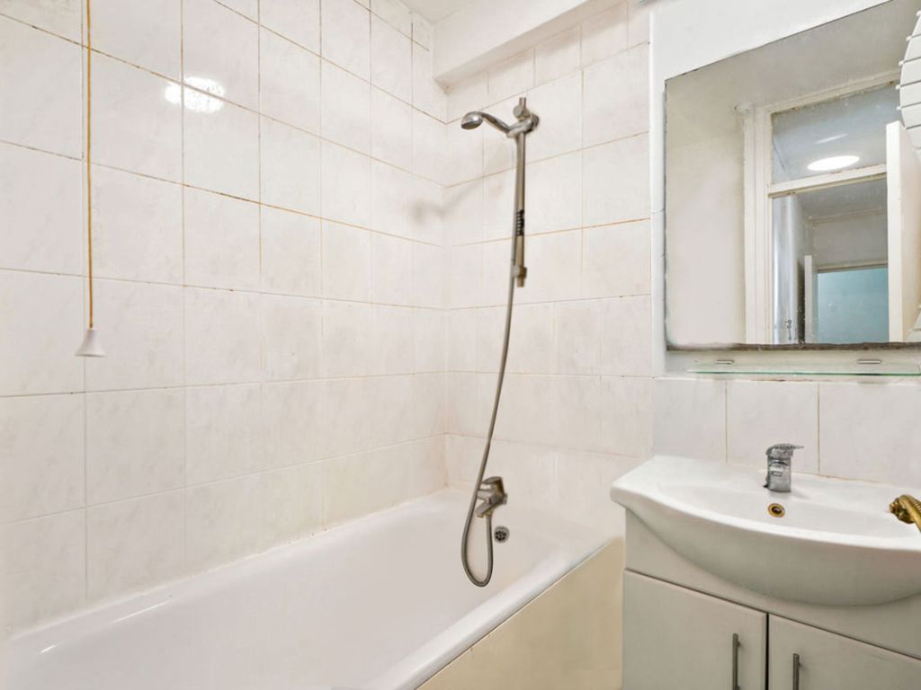 2 bed flat for sale in Maida Vale, London W9, £260,000