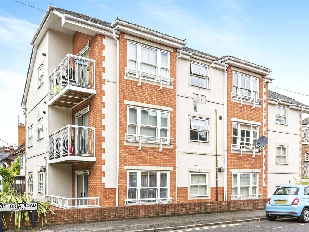 2 bed flat for sale in York Road, Guildford, Surrey GU1, £325,000