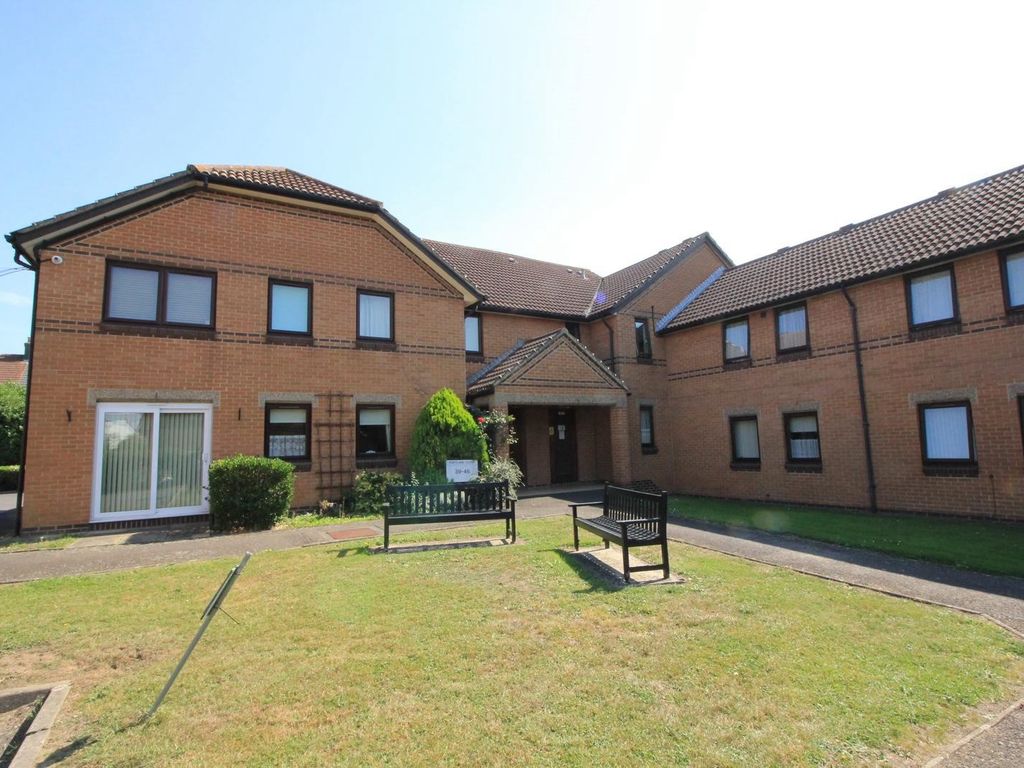 2 bed flat for sale in Portland Close, Romford RM6, £225,000