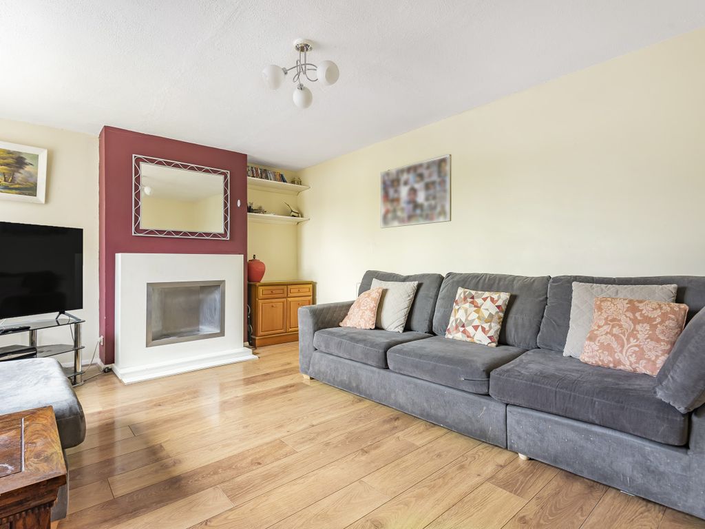 2 bed flat for sale in Cat Hill, East Barnet, Barnet EN4, £300,000