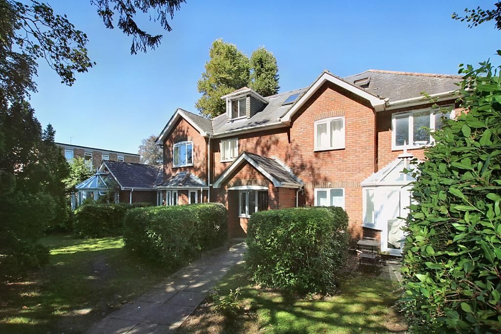 2 bed flat for sale in Fairmead, Leatherhead KT22, £299,950