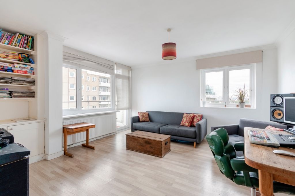 1 bed flat for sale in St Quentin House, Fitzhugh Grove, Wandsworth SW18, £285,000