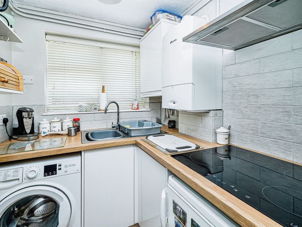 1 bed maisonette for sale in Meadowcroft, Aylesbury HP19, £150,000