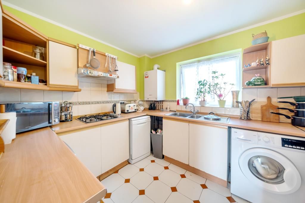 2 bed flat for sale in Slough, Berkshire SL2, £170,000