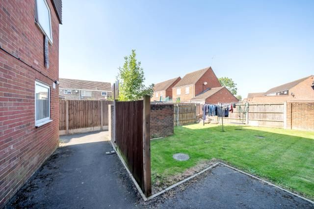2 bed flat for sale in Slough, Berkshire SL2, £170,000