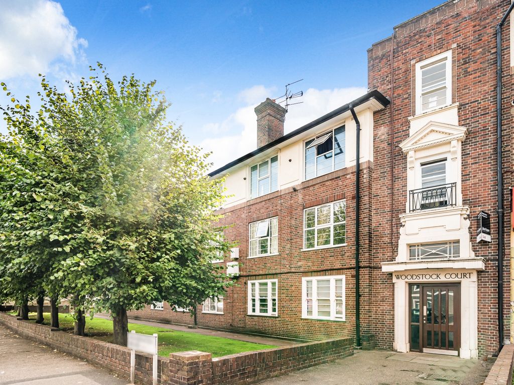 2 bed flat for sale in Burnt Ash Hill, London SE12, £285,000