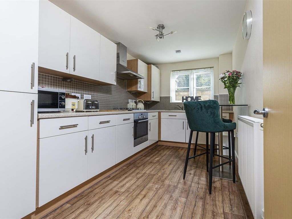 2 bed flat for sale in Cowrakes Road, Huddersfield HD3, £150,000