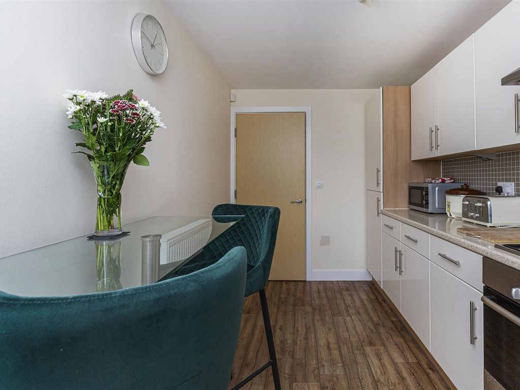 2 bed flat for sale in Cowrakes Road, Huddersfield HD3, £150,000