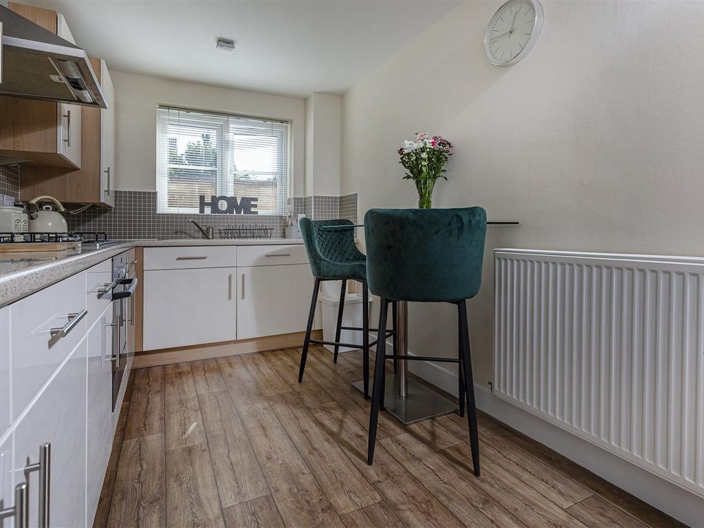 2 bed flat for sale in Cowrakes Road, Huddersfield HD3, £150,000