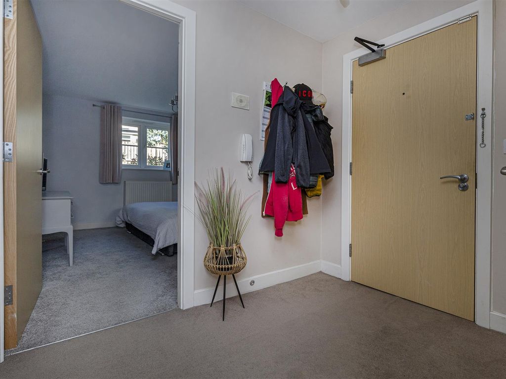 2 bed flat for sale in Cowrakes Road, Huddersfield HD3, £150,000