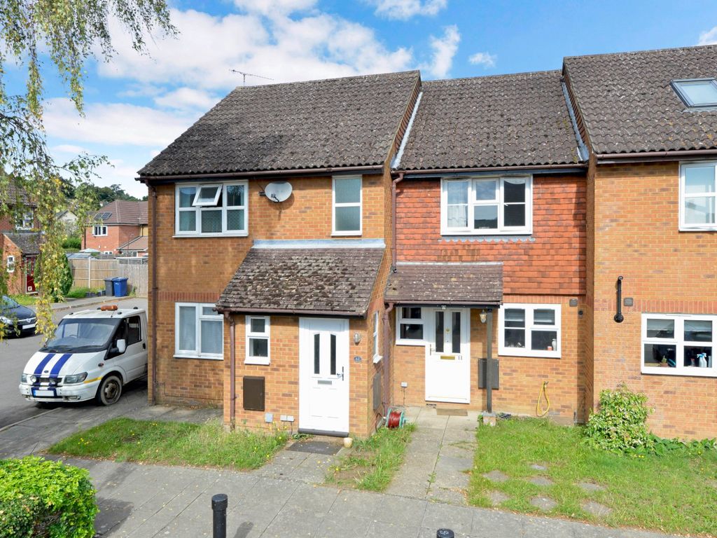 1 bed flat for sale in Elizabeth Road, Farncombe, Surrey GU7, £210,000