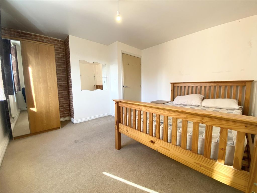 2 bed flat for sale in Harrowby Street, Cardiff CF10, £160,000