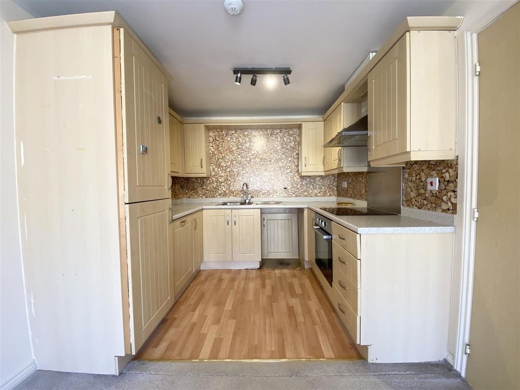 2 bed flat for sale in Harrowby Street, Cardiff CF10, £160,000