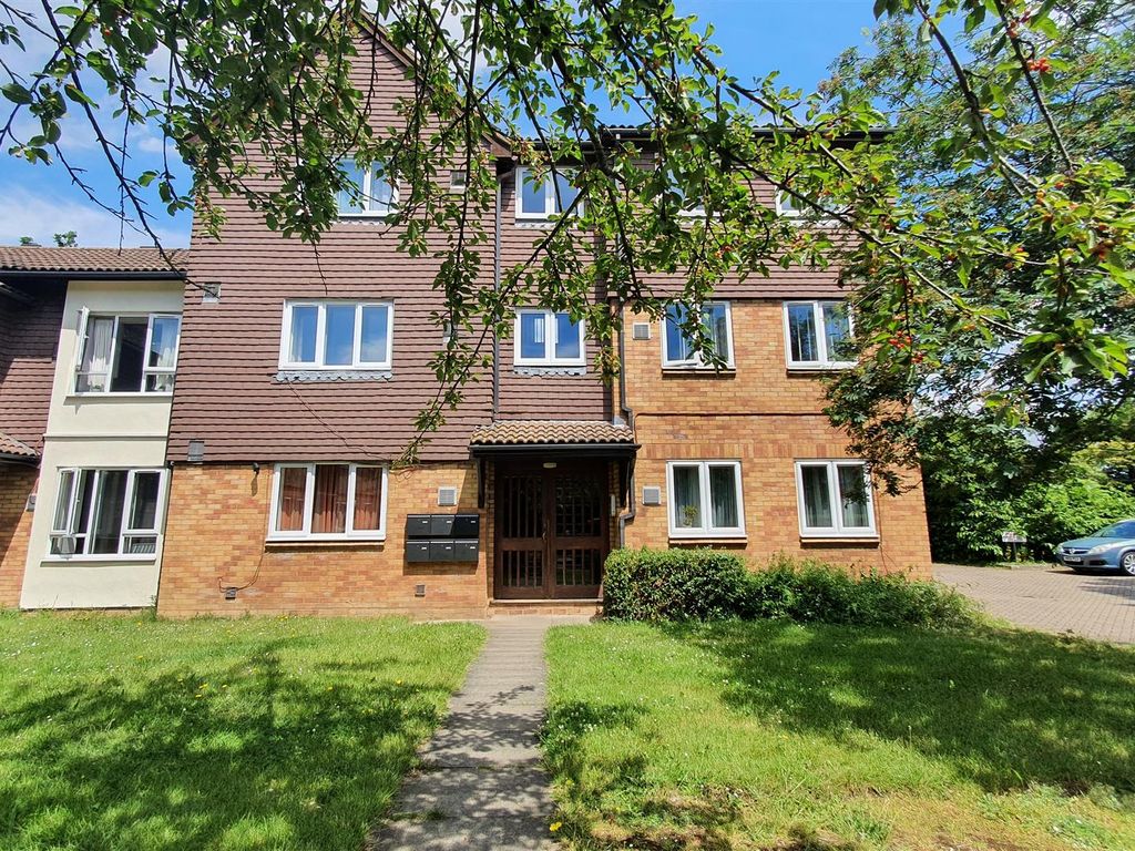 1 bed flat for sale in Brendon Close, Harlington, Hayes UB3, £225,000
