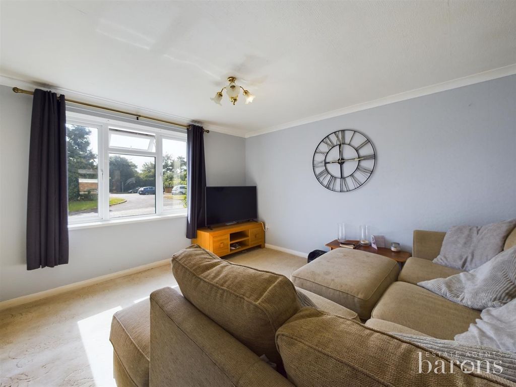 3 bed end terrace house for sale in Pond Close, Overton, Basingstoke RG25, £300,000