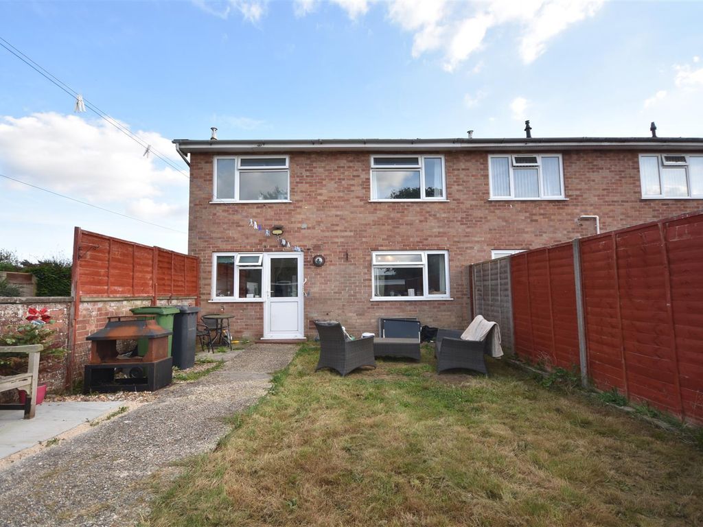 3 bed end terrace house for sale in Pond Close, Overton, Basingstoke RG25, £300,000