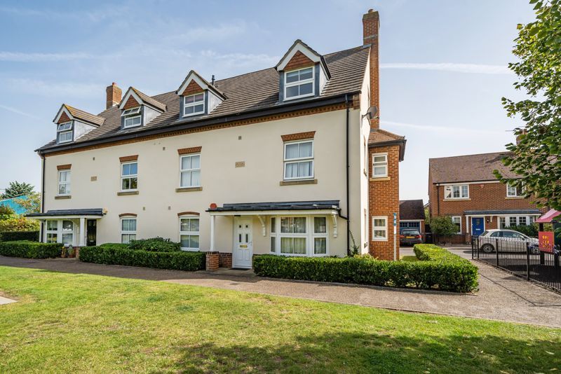 2 bed flat for sale in Windsor Drive, Wallingford OX10, £250,000