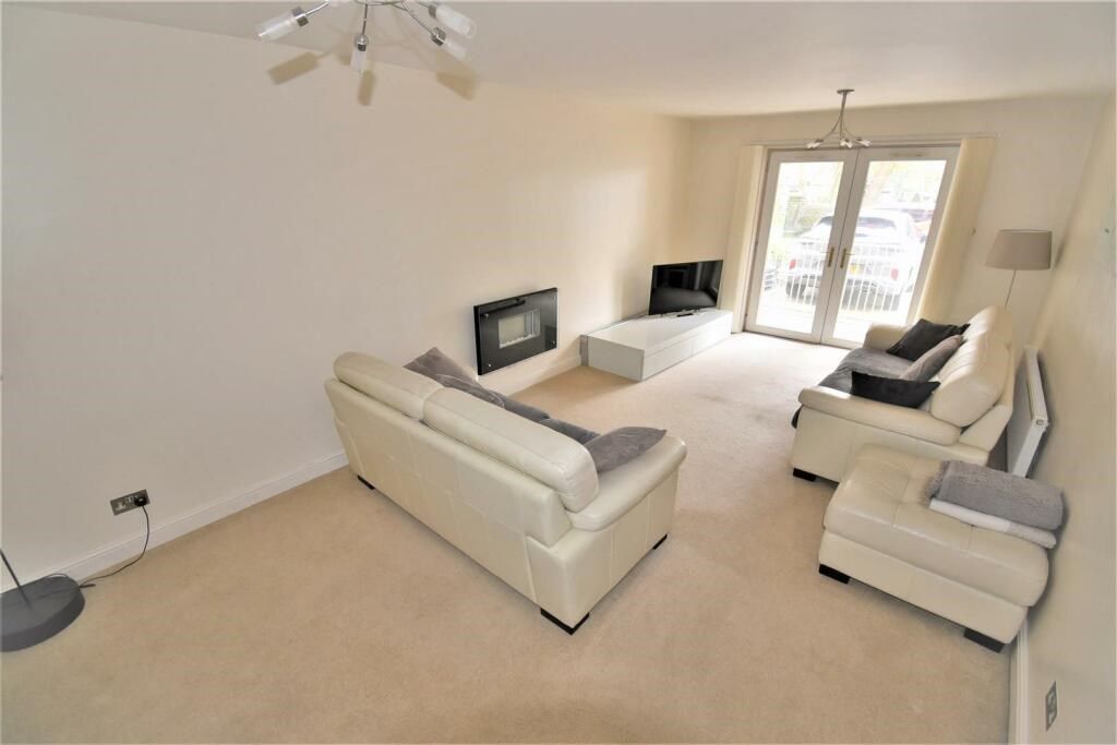 2 bed flat for sale in Laund Road, Salendine Nook, Huddersfield HD3, £180,000