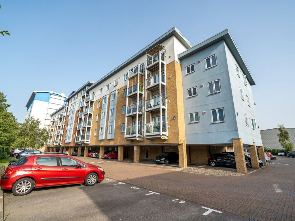 1 bed flat for sale in Foundry Court, Mill Street, Slough SL2, £97,500