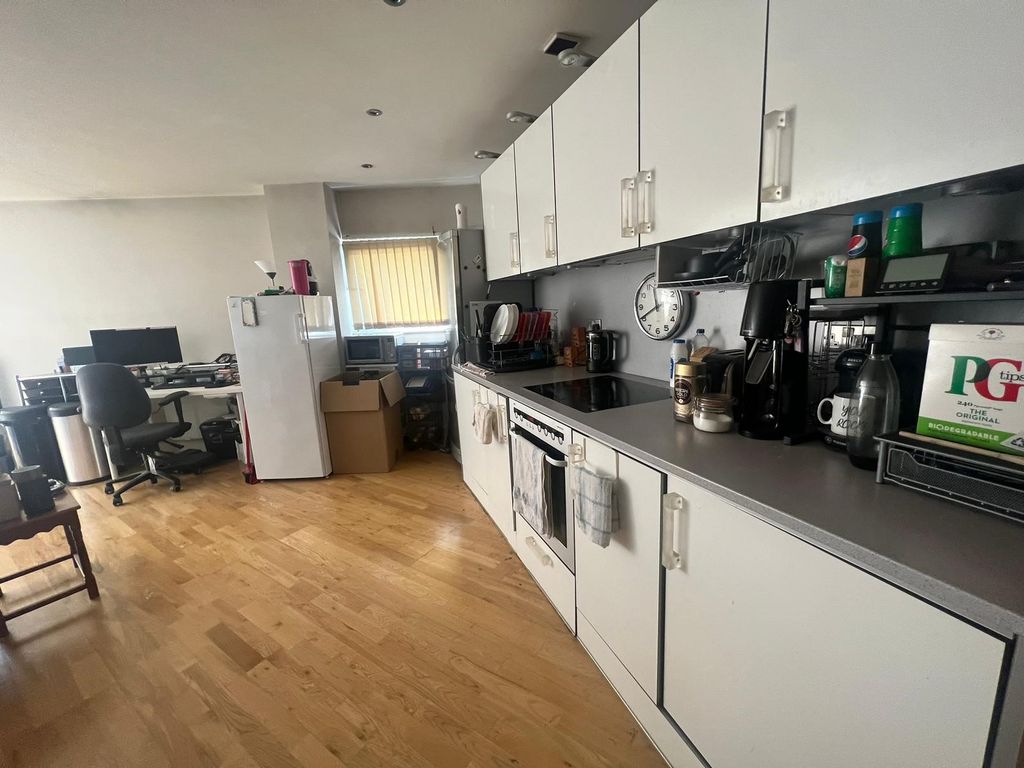 2 bed flat for sale in Bute Terrace, Cardiff CF10, £190,000