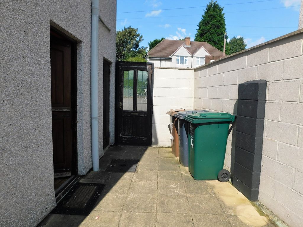 3 bed semi-detached house for sale in Dundee Road, Midway DE11, £159,950