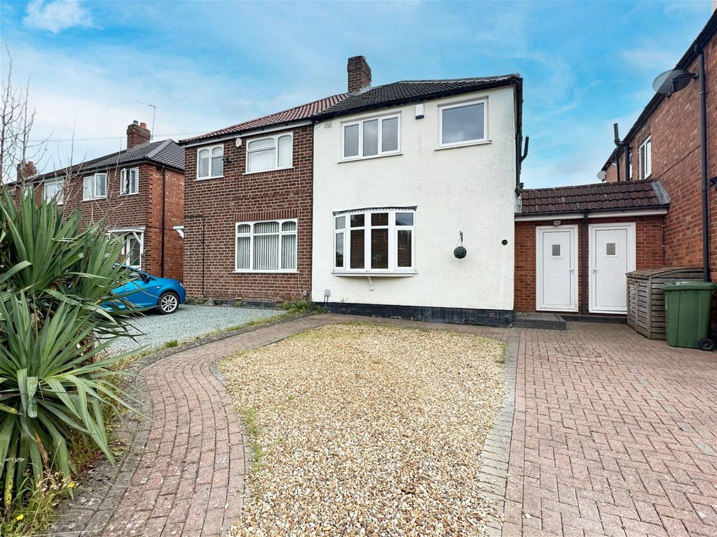 3 bed semi-detached house for sale in Middleton Road, Shirley B90, £300,000