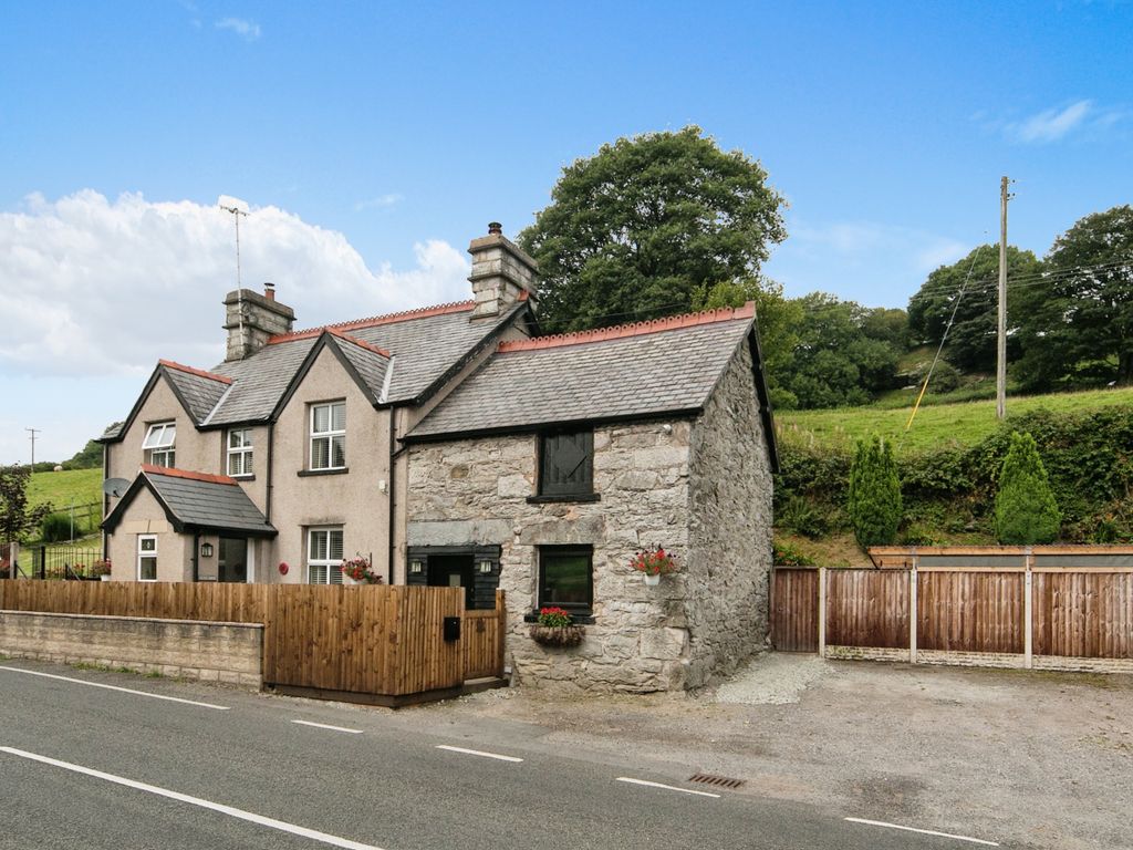 3 bed detached house for sale in Ty Nant, Corwen LL21, £280,000