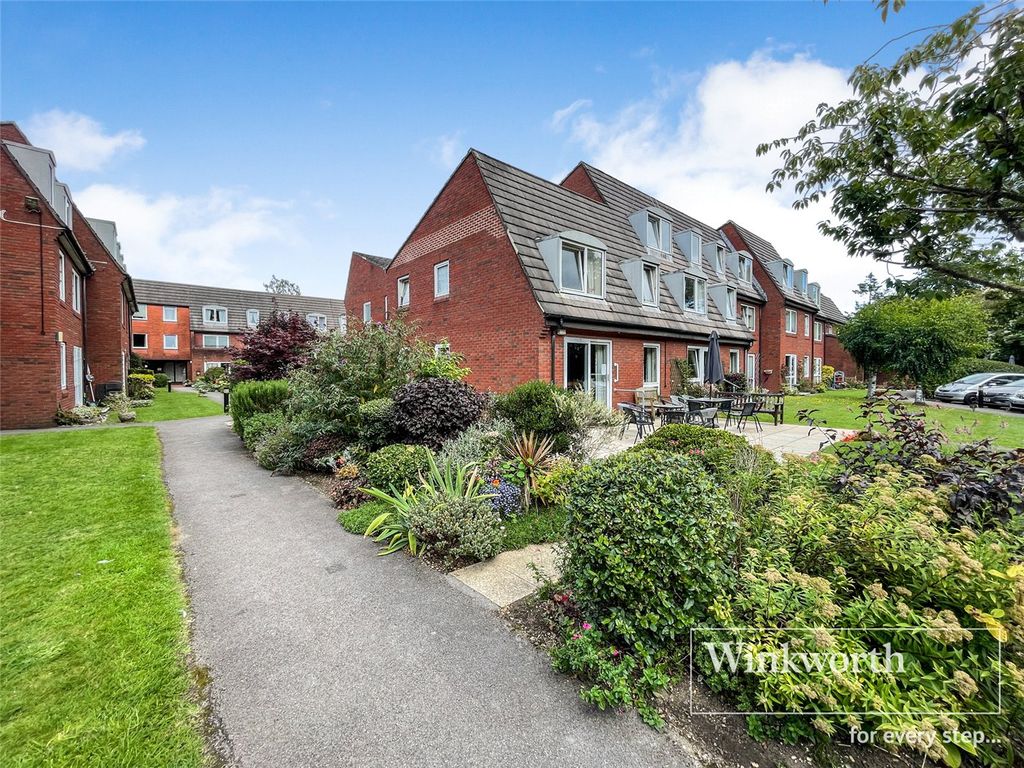 1 bed flat for sale in Ringwood Road, Ferndown BH22, £70,000