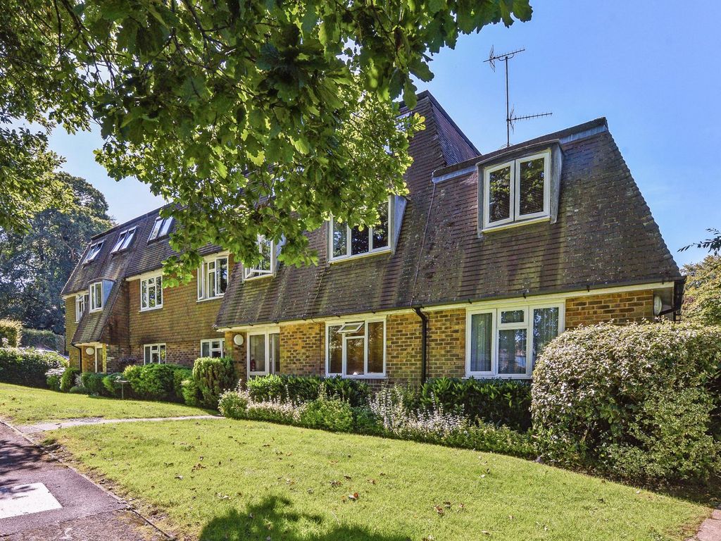 1 bed flat for sale in Wood Road, Hindhead, Surrey GU26, £180,000