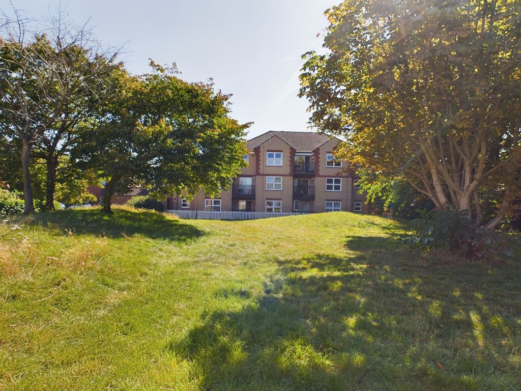 2 bed flat for sale in College Fields, Woodhead Drive, Cambridge CB4, £290,000