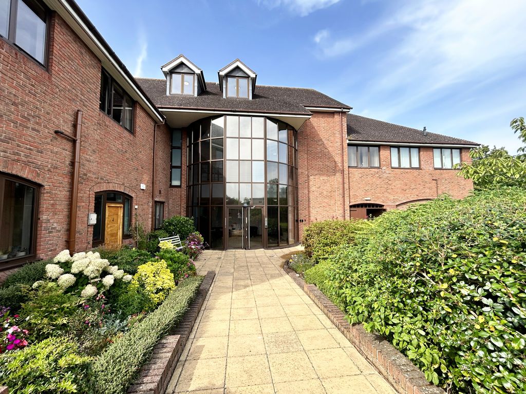 2 bed flat for sale in Kingswood Court, Stratford Road, Hockley Heath B94, £250,000