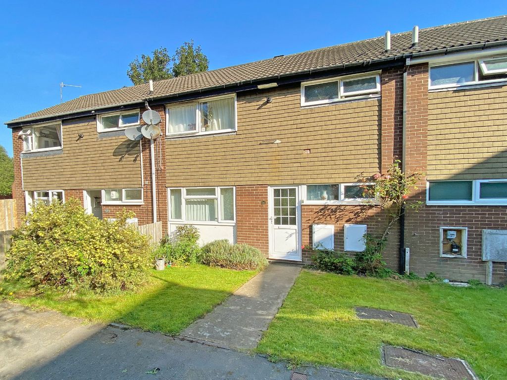 3 bed terraced house for sale in Norwich Drive, Harrogate HG3, £200,000