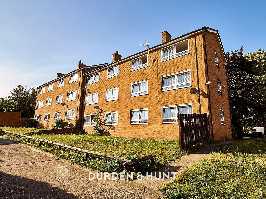 1 bed flat for sale in Lower Queens Road, Buckhurst Hill IG9, £290,000