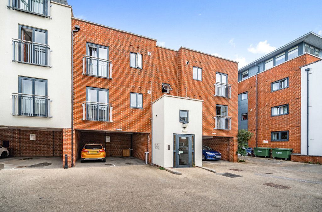 2 bed flat for sale in Barnes Mews, Bishopric, Horsham RH12, £260,000