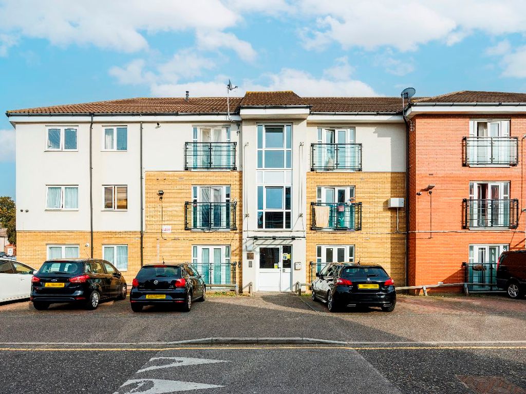 2 bed flat for sale in Neale Court, Dagenham RM9, £225,000